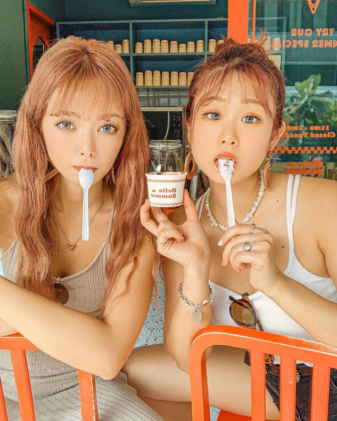 YOKOのインスタグラム：「🍫 . . すんごい雑で光の線入ってるわ最初instax見えてないわおおざっぱ丸出しですがビデオプリント伝えたくて動画撮ってみた📸 . . 動画のほうがいい表情だったりするからわざわざスクショとかしなくてもそのまま選べるのすごくいい👍🏻💓 . . 3枚目にビデオプリントで使った動画も載ってるよ✨ . .  #instaxlife#linkモニター#instaxminilink」