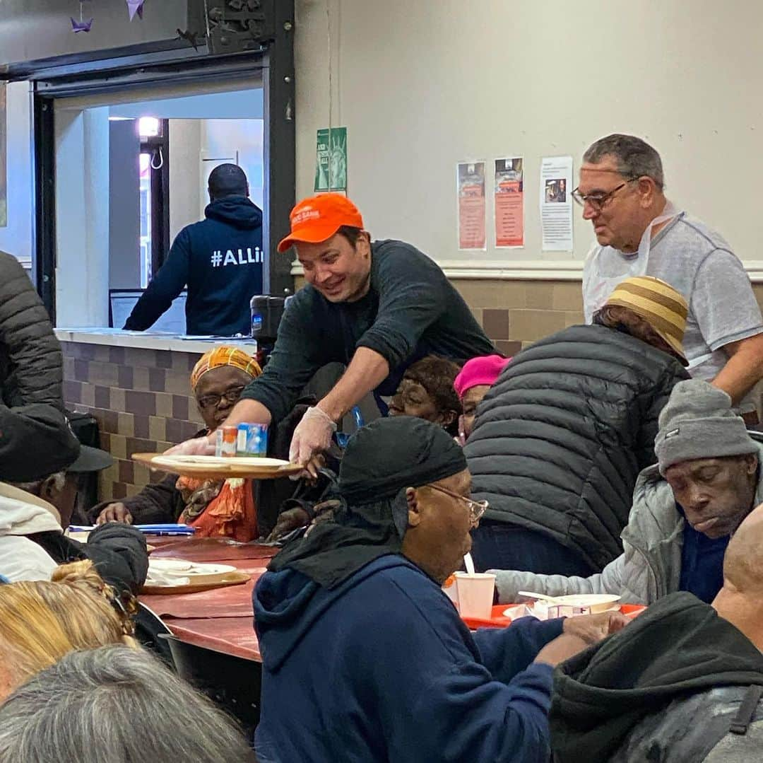 ジミー・ファロンさんのインスタグラム写真 - (ジミー・ファロンInstagram)「Thank you everyone for letting me volunteer with @foodbank4nyc Community Kitchen in Harlem, a partner of @feedingamerica. You are all angels for what you do. It feels SO good to me to give back even just a little and get some smiles early in the morning. And I’m ALWAYS down for a selfie if you ask me. We served 111 hot breakfasts yesterday! #HappyThanksgiving #FeedingAmerica」11月28日 1時08分 - jimmyfallon