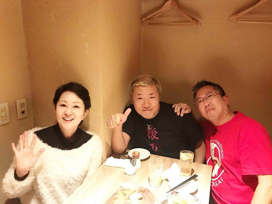 畑中葉子さんのインスタグラム写真 - (畑中葉子Instagram)「作詞家・前田たかひろさんとライター・山下久猛さんとのつきあいも、もう10年近く。 私のストレートな物言いを柔らかく吸収してくれる2人といると楽しいし気持ちが楽。 こんな友だちがいてくれて有難いなぁと思う。」11月28日 1時11分 - hatanaka_yoko