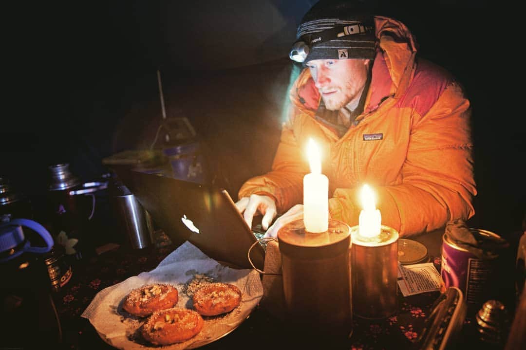 Cory Richardsさんのインスタグラム写真 - (Cory RichardsInstagram)「The realities of what editing looks like on the road.  Pictured here: editing in a tent by the glow of candles and headlamp, Nepal. Photo by Steve House (@stevehouse10)  #travel #photography #bts #nepal」11月28日 1時18分 - coryrichards