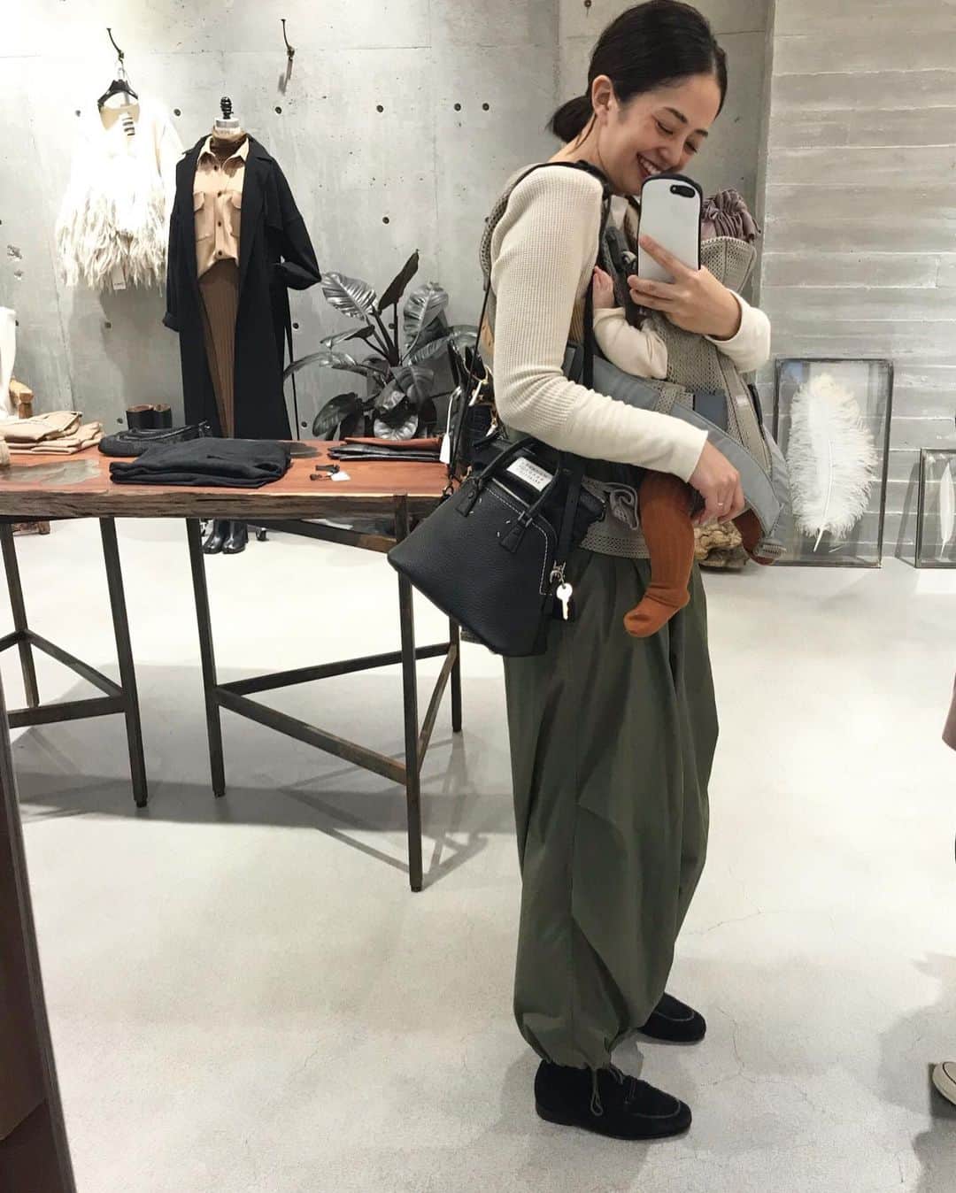 濱中鮎子のインスタグラム：「今日は仕事の後、 @chaos_tokyo.jp  の春夏の展示会へお邪魔しました！  懐かしいみなさんにも沢山会えて、 物欲の波にも押し流されそうになり、 お嬢も沢山の方に沢山話しかけてもらった一日でした。  ありがとうございました😊  #chaos_tokyo  #オリジナルが秀逸 #バイイングも好き  #あれ欲しいこれ欲しい  #おやすみなさい #今日はお嬢寝付くまで時間かかった」
