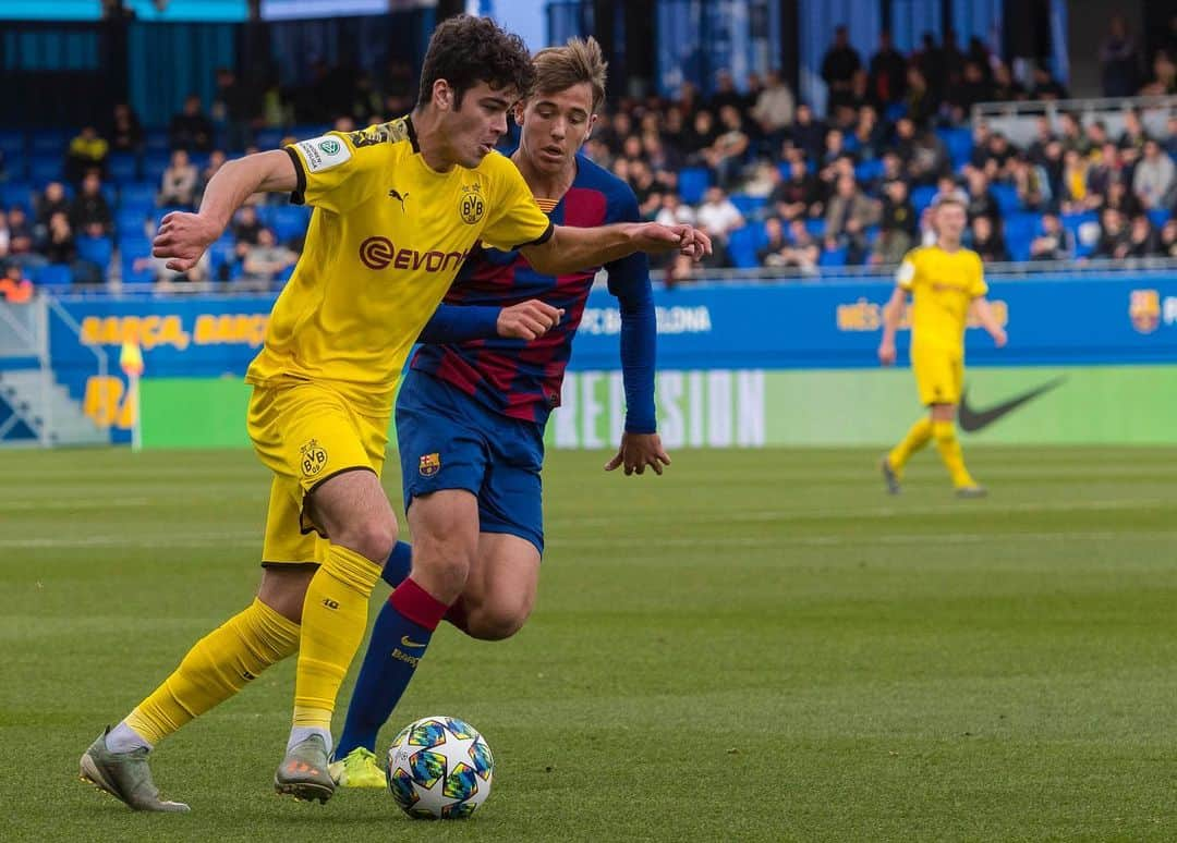 ボルシア・ドルトムントさんのインスタグラム写真 - (ボルシア・ドルトムントInstagram)「💪 Big step: #BVBU19 wins against @fcbarcelona in #youthleague. Congrats! 👍 #bvb」11月28日 1時25分 - bvb09