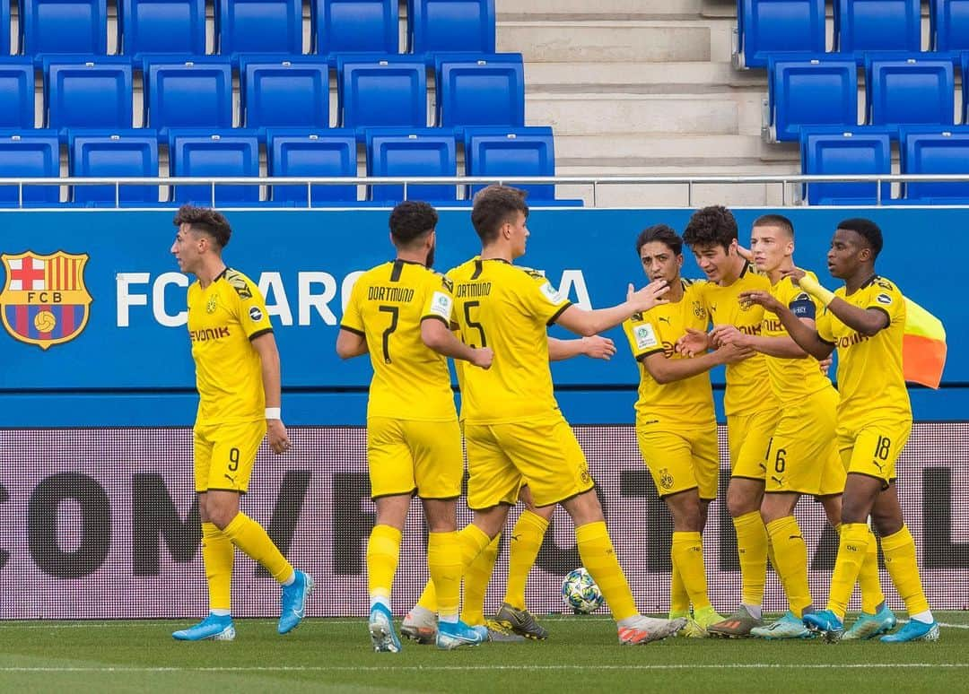 ボルシア・ドルトムントさんのインスタグラム写真 - (ボルシア・ドルトムントInstagram)「💪 Big step: #BVBU19 wins against @fcbarcelona in #youthleague. Congrats! 👍 #bvb」11月28日 1時25分 - bvb09