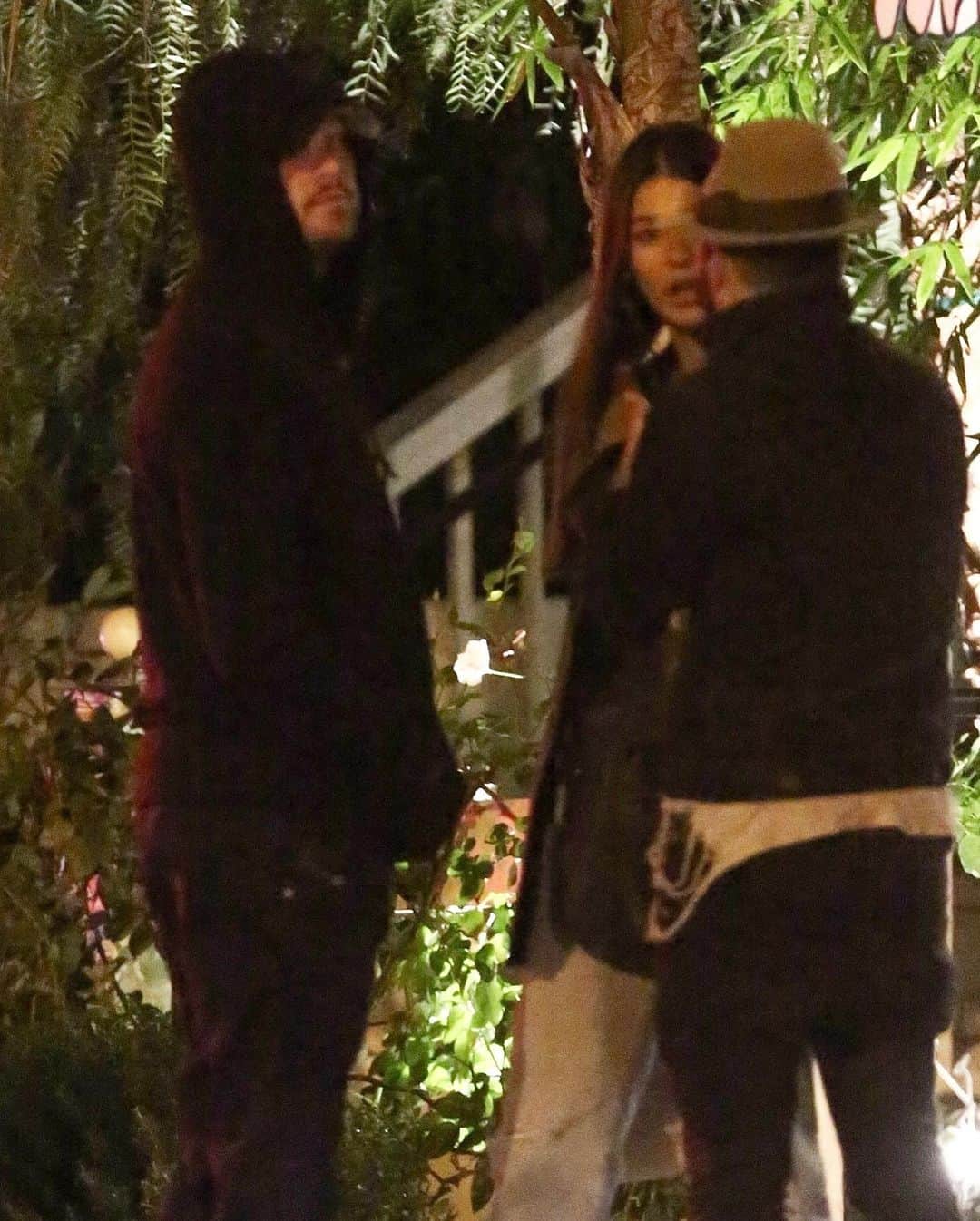 Just Jaredさんのインスタグラム写真 - (Just JaredInstagram)「@leonardodicaprio and girlfriend @camilamorrone step out for dinner with friends ahead of the Thanksgiving break. #LeonardoDiCaprio #CamilaMorrone Photos: Backgrid」11月28日 1時25分 - justjared