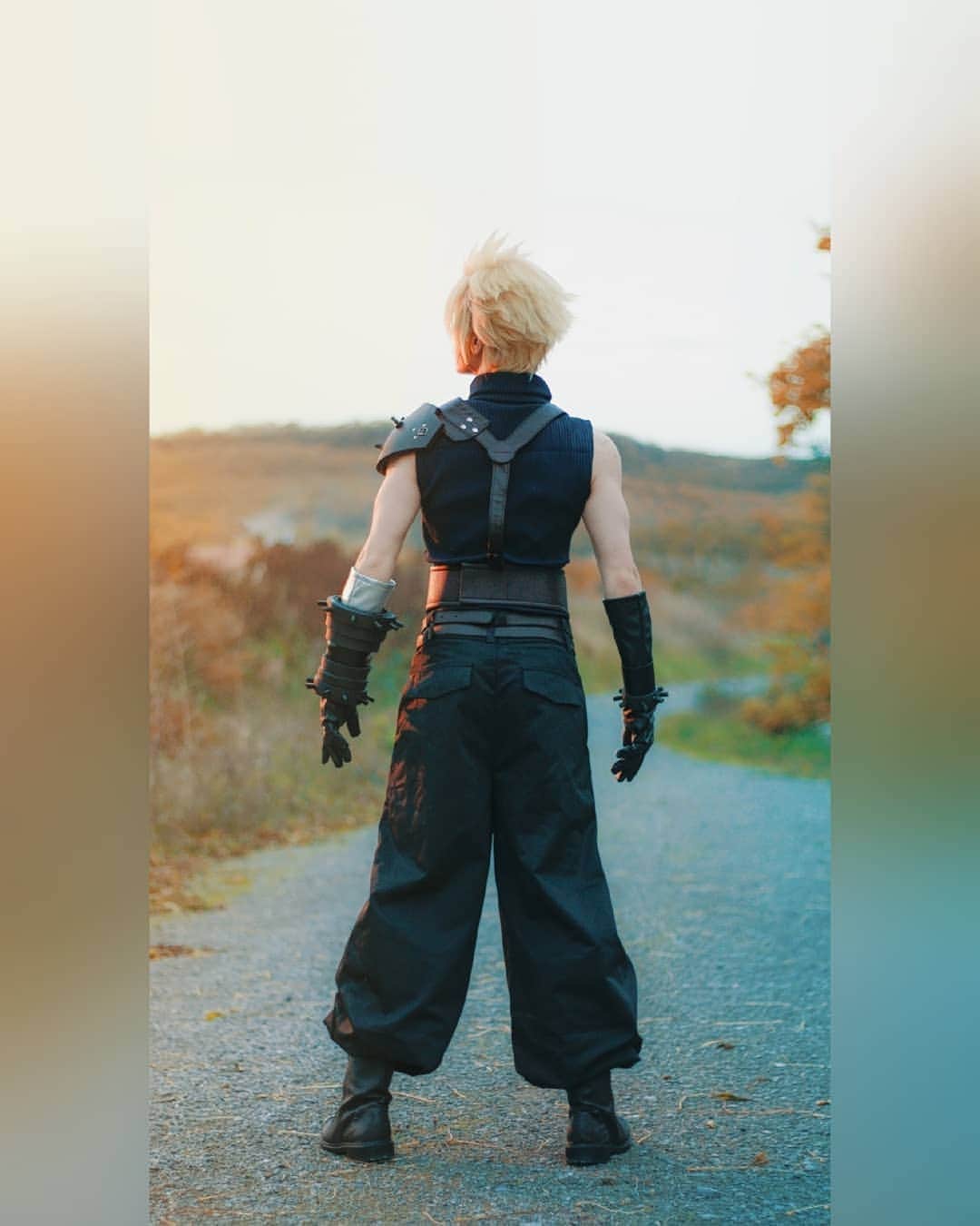 Geheさんのインスタグラム写真 - (GeheInstagram)「Some fullbody shots of Cloud! Costume, boots and wig from @ezcosplay !」11月28日 1時27分 - geheichou