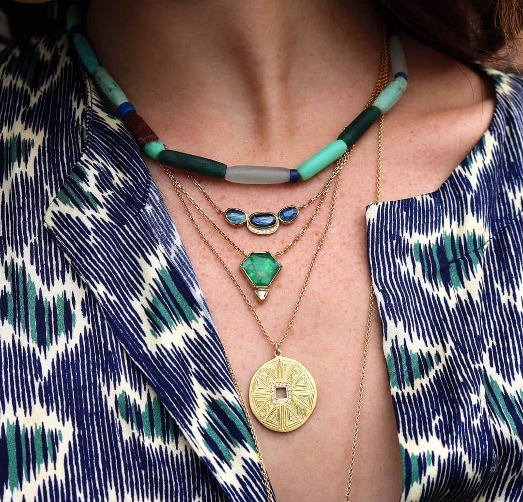 のインスタグラム：「Gemstone, talismanic textural gold, and honed beaded stone layerIng . 💚💙 #textilesfinejewelry #uniquefinejewelry #brookegregson.」