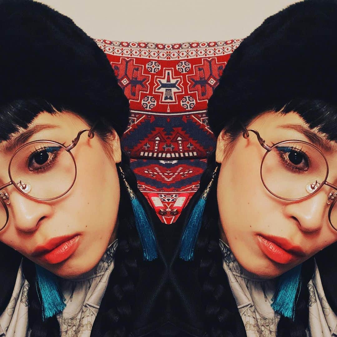 小春のインスタグラム：「くるんとしてるよ眼鏡だよzoffだよ度なしだよ目がいいよ買う予定なかったよ浪費癖あるよ  This pair of glasses is cute🤓 But I have a good vision👀」