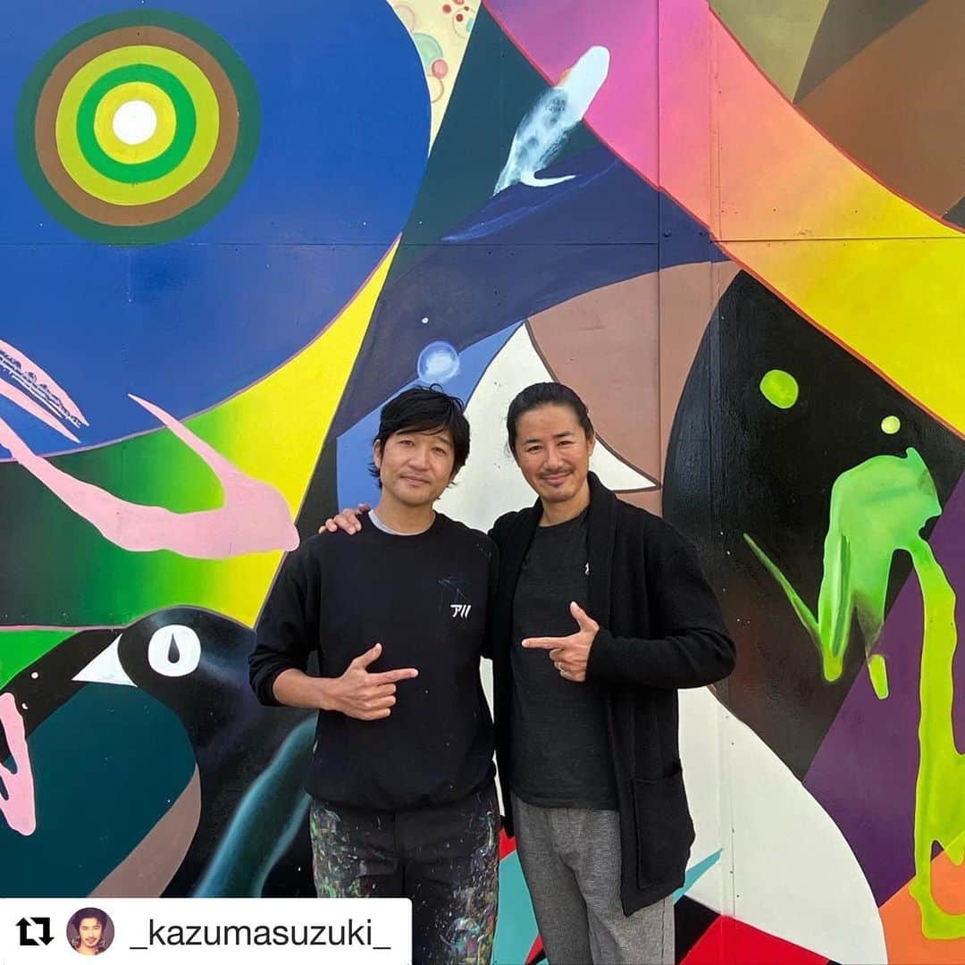松山智一のインスタグラム：「🙏🙏Kazuma San! #Repost @_kazumasuzuki_ ・・・ I finally got to meet my friend’s brother! He is the hottest artist in NY who just drew a amazing piece on Bowery Mural. Also the City of Beverly Hills has asked him to create a gigantic mural⚡︎ キース・ヘリングやバンクシーなど厳選された本物のアーティストだけが描いてきたニューヨークのバワリー・ミューラルに素晴らしい壁画を描きあげたばかりの松山智一さんに会いました！今回のビバリーヒルズ市からの依頼はバワリーよりも先だったそうです‼︎ しかも彼は映画やドラマでお世話になった「ライアーゲーム」シリーズの松山博明監督の弟さんなのでした⚡︎ #TomokazuMatsuyama #BoweryMural #BoweryWall #KeithHaring #Banksy #BeverlyHills #RodeoDrive  #ライアーゲーム #松山智一」