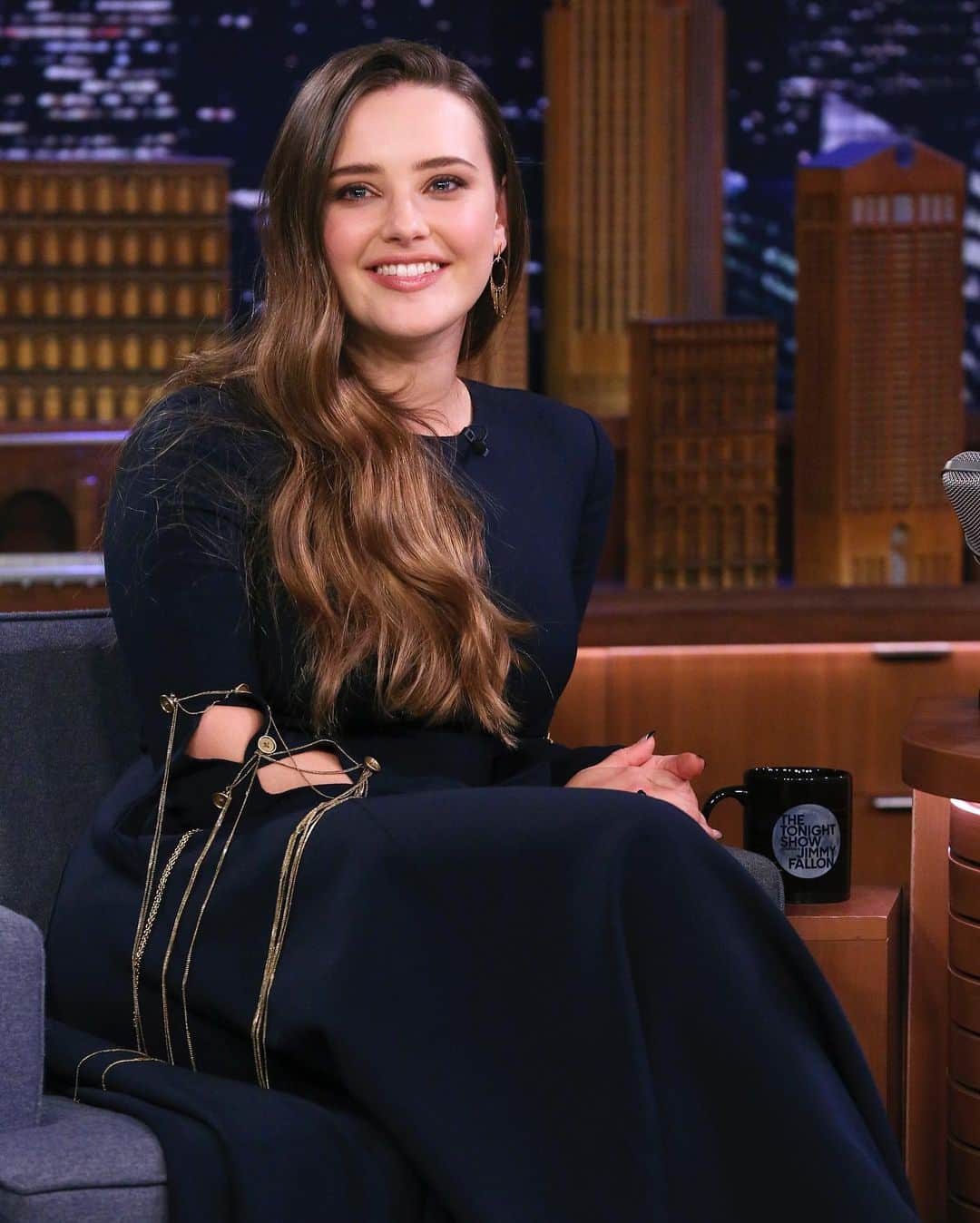 Just Jaredさんのインスタグラム写真 - (Just JaredInstagram)「“Knives Out” star @katherinelangford steps out for an appearance on @fallontonight. Watch the video now on our site! #KatherineLangford #TonightShow Photos: NBC」11月28日 1時49分 - justjared