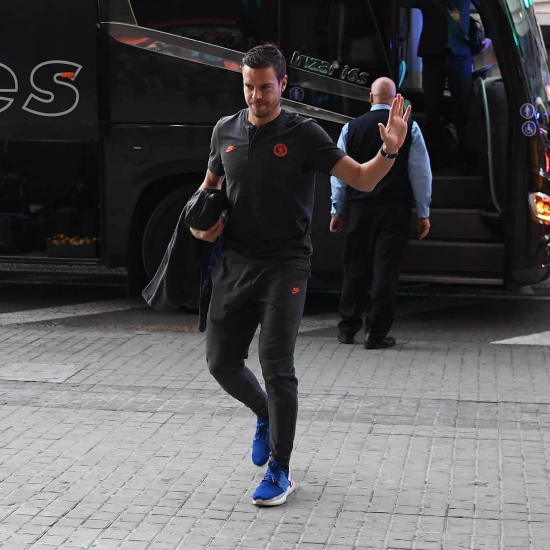 チェルシーFCさんのインスタグラム写真 - (チェルシーFCInstagram)「Arriving at the Mestalla! 👋  Team news on the way... #UCL #CFC #Chelsea」11月28日 1時50分 - chelseafc