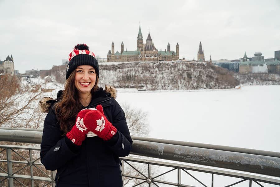 Explore Canadaさんのインスタグラム写真 - (Explore CanadaInstagram)「Hello 👋 I’m Julia Weber of @littlemissottawa. Born and raised in Ottawa, I post adventures in the capital through the spirit of a traveller and eyes of a local. 😊⁠⠀ ⁠⠀ When I was asked to participate in the #ForGlowingHearts campaign, the first thing that came to mind was the Rideau Canal. It’s one of my favourite parts of Ottawa, lending itself to incredible sights and activities all year long. Not only does it connect multiple neighbourhoods in the capital, but it also connects people. Throughout every season there are many ways to enjoy it -  from finding tulips in the spring, canoeing in summer, biking in fall, and skating in winter. For Canada Day, boats line the canal in anticipation of celebrations. In August, I’ve seen canoes make their way to Parliament for the perfect spot for a fireworks show. ⁠⠀ ⁠⠀ One of the most special moments has to be skating on the Rideau Canal. In the winter, it brings thousands of people near and far to skate on the world’s largest outdoor skating rink. It stretches 7.8km (4.8mi) long. Locals and travellers alike bundle up, lace up their skates and see how far they can get. Friends, family, and partners join each other on the ice for wintertime fun. The experience is topped off with a mid-skate fuel BeaverTail and a hot chocolate by a bonfire. ⁠⠀ ⁠⠀ It’s moments like these that make me so proud of Ottawa and the many ways we embrace each season. We don’t shy away and hibernate in winter but enjoy special activities like this! There’s a special spirit in the air and smiles all around. As you skate down the canal you’ll see friends laughing with each other, partners teaching their significant other how to skate, or families bringing their kids out for their first skate on the canal. ⁠⠀ ⁠⠀ I welcome you to come to Ottawa and experience the beauty and magic of the Rideau Canal for yourself. 😊⛸⁠⠀ 📷: @littlemissottawa⁠ 📍: @ottawatourism, @ontariotravel  #MyOttawa #DiscoverON」11月28日 1時48分 - explorecanada