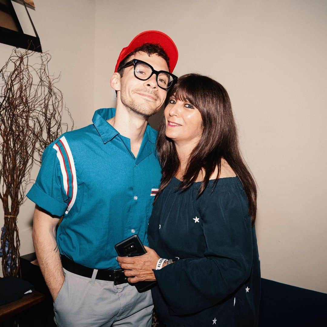 マシュー・カマのインスタグラム：「Every year, our mom organizes a Thanksgiving for communities that need a place to call home for the holidays. She feeds hundreds, spreads so much joy & love, and we are so proud of her ❤️ wish we were there to help this year, know you’re making this a memorable one for so many...」