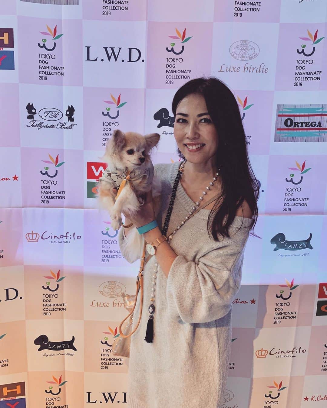 浅井香葉子さんのインスタグラム写真 - (浅井香葉子Instagram)「『TOKYO﻿ DOG FASHIONATE﻿ COLLECTION 2019』﻿ ﻿ 愛犬のチョコと行ってきました✨﻿ ﻿ 人と犬との﻿ お洒落ファッションショー💕﻿ ﻿ 10年前に開催された﻿ 『DOG FASHION COLLECTION』を﻿ 思い出します😊🐶﻿ (当時はモデルをさせて頂きました)﻿ ﻿ 飼い主さんと愛犬との﻿ ファッションコーデを楽しみながら﻿ ﻿ 美しくお散歩(美散歩)する姿を﻿ 想像しながら﻿ 会場を後にしました♡﻿ ﻿ それにしてもシュナは﻿ ファッショナブルで﻿ カッコ良かった(≧∀≦)」11月28日 1時56分 - asaikayoko