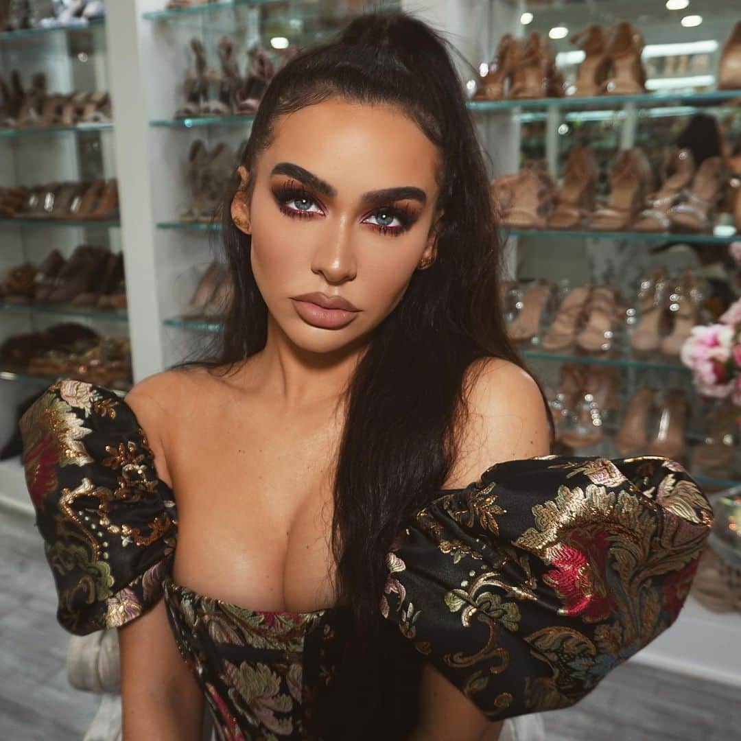 Carli Bybelさんのインスタグラム写真 - (Carli BybelInstagram)「🎇⚜️ new get ready with me coming today!! #abhxcarlibybel on my eyes #carlibybelxilmakiage on my lips ☺️」11月28日 1時56分 - carlibel