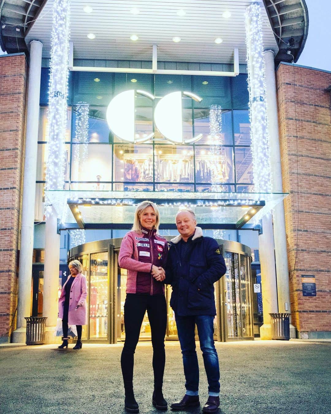 マーレン・ルンビのインスタグラム：「Superstolt over å samarbeide med CC Eiendom(@ccgjovik og @cc.hamar ) frem mot OL i 2022. CC har alltid vært «mitt kjøpesenter», og nå håper jeg å bidra til å gjøre byen stolt!🤩 #reklame」