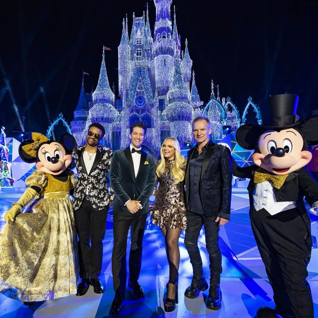 Disneyさんのインスタグラム写真 - (DisneyInstagram)「Holly and jolly, by golly! The Wonderful World of Disney: Magical Holiday Celebration, at @Disneyland and @WaltDisneyWorld, airs on Thursday at 8|7c on @ABCNetwork! #DisneyHolidayCelebration」11月28日 2時00分 - disney