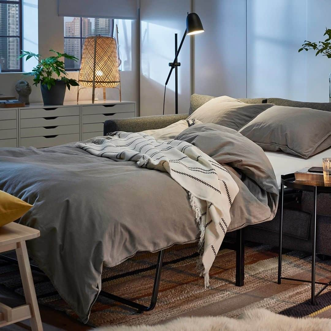 IKEA USAさんのインスタグラム写真 - (IKEA USAInstagram)「Make your holiday guests happier by creating a comfy, cozy sleep sanctuary just for them. Plus, save up to $200 off select sofa beds* now through 12/8.  Link in bio for more.」11月28日 2時00分 - ikeausa