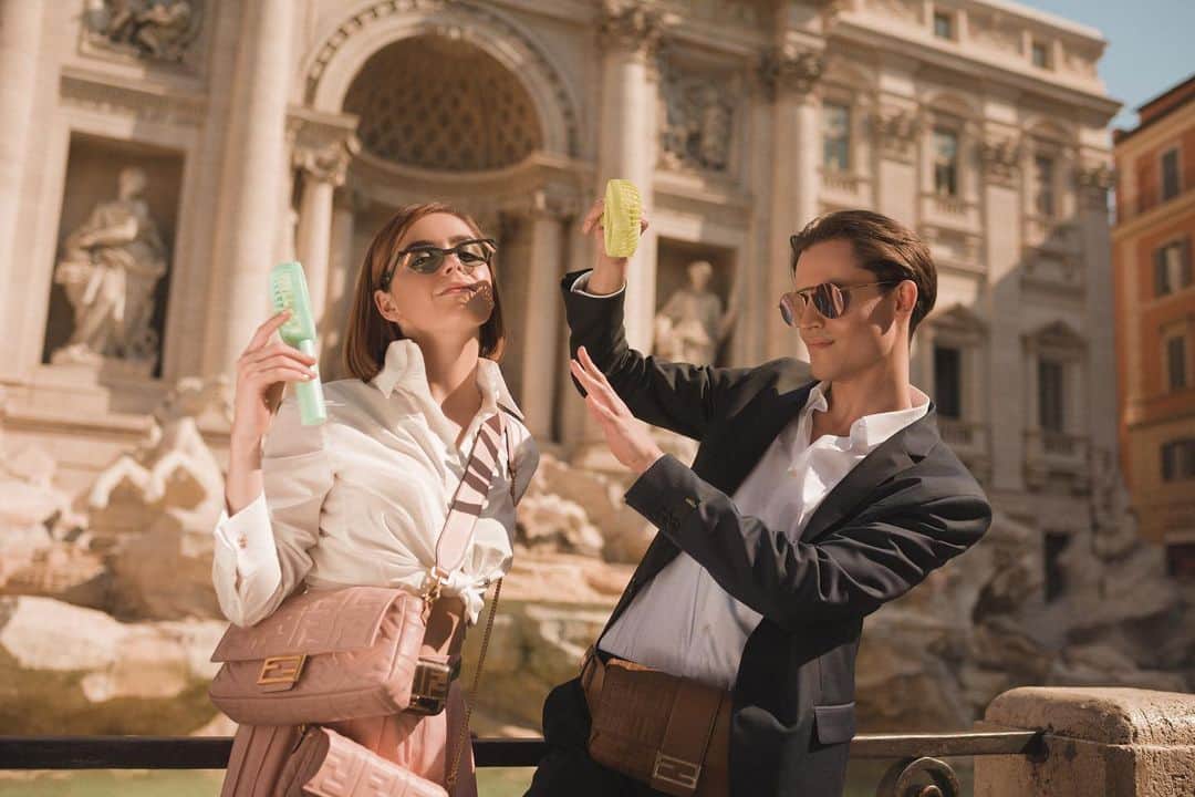 Fendiさんのインスタグラム写真 - (FendiInstagram)「From sneaking into a private palazzo to plentiful gelato breaks, there’s nothing quite like travelling with a friend. Take cues from @kiernanshipka and @ccopp and find your #FendiBaguette today. #BaguetteFriendsForever  Discover more on @fisforfendi」11月28日 2時00分 - fendi