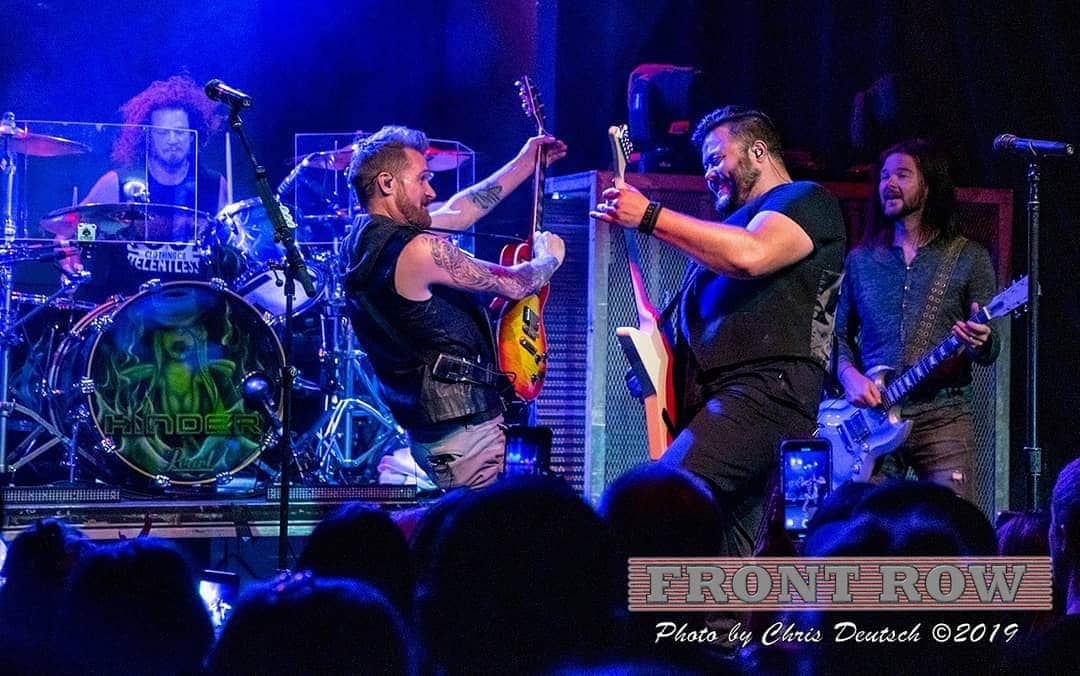 ヒンダーのインスタグラム：「Duo. 🤘🤘🔥 📸: Front Row Concert Photos」