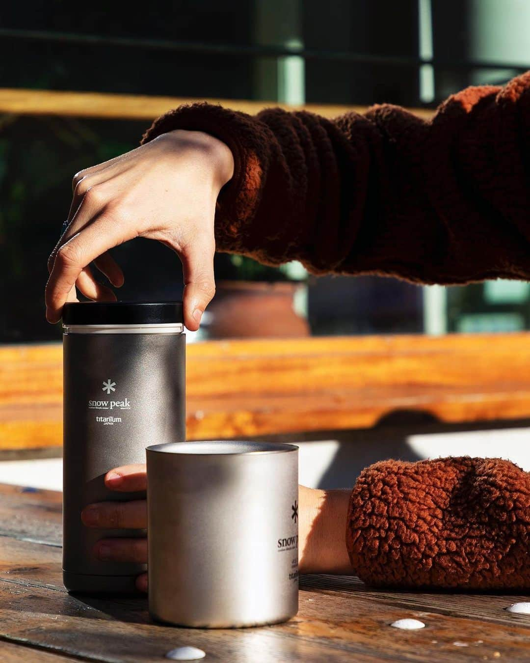 Snow Peak USAさんのインスタグラム写真 - (Snow Peak USAInstagram)「Our third gift bundle is the Sustainable Cafe Set, made up of the Ti-Double 450 Mug &  Titanium Kanpai Bottle. Take it to your local coffee shop (hi @neverlab ) for a morning latte or use it to stay hydrated in the afternoon.  Since the Ti-Double 450 and Kanpai Bottle are made of titanium, there won't be any flavor residue as you switch between beverages. Link to the set in bio and stories!  Gift sets are available until midnight, don't miss out!」11月28日 2時06分 - snowpeakusa