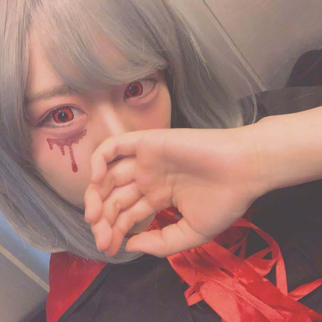 海月咲希さんのインスタグラム写真 - (海月咲希Instagram)「今年のハロウィン。ヴァンパイアっぽい赤ずきん。 #今更ですが #ハロウィン #赤ずきんです #闇赤ずきん #吸血鬼みが強い #傷メイク #赤カラコンの発色すげぇ #シルバーウィッグ #このくらいの長さにしたいなぁ #そろそろ季節はクリスマス」11月28日 2時06分 - saki_mitsuki