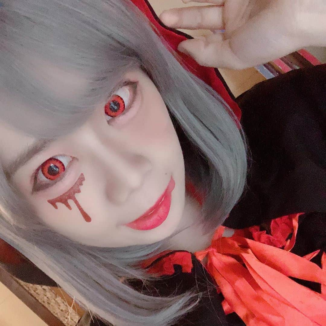 海月咲希さんのインスタグラム写真 - (海月咲希Instagram)「今年のハロウィン。ヴァンパイアっぽい赤ずきん。 #今更ですが #ハロウィン #赤ずきんです #闇赤ずきん #吸血鬼みが強い #傷メイク #赤カラコンの発色すげぇ #シルバーウィッグ #このくらいの長さにしたいなぁ #そろそろ季節はクリスマス」11月28日 2時06分 - saki_mitsuki