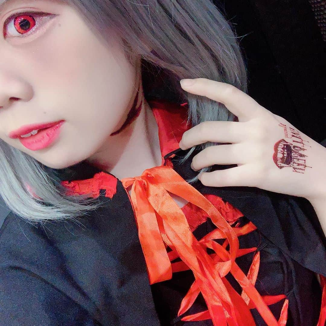 海月咲希さんのインスタグラム写真 - (海月咲希Instagram)「今年のハロウィン。ヴァンパイアっぽい赤ずきん。 #今更ですが #ハロウィン #赤ずきんです #闇赤ずきん #吸血鬼みが強い #傷メイク #赤カラコンの発色すげぇ #シルバーウィッグ #このくらいの長さにしたいなぁ #そろそろ季節はクリスマス」11月28日 2時06分 - saki_mitsuki