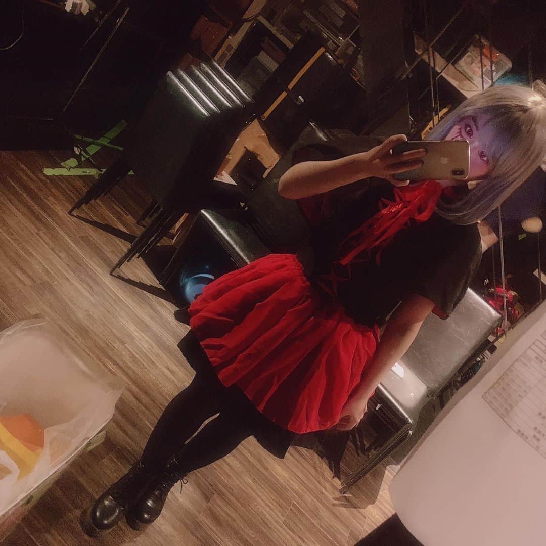 海月咲希のインスタグラム：「今年のハロウィン。ヴァンパイアっぽい赤ずきん。 #今更ですが #ハロウィン #赤ずきんです #闇赤ずきん #吸血鬼みが強い #傷メイク #赤カラコンの発色すげぇ #シルバーウィッグ #このくらいの長さにしたいなぁ #そろそろ季節はクリスマス」