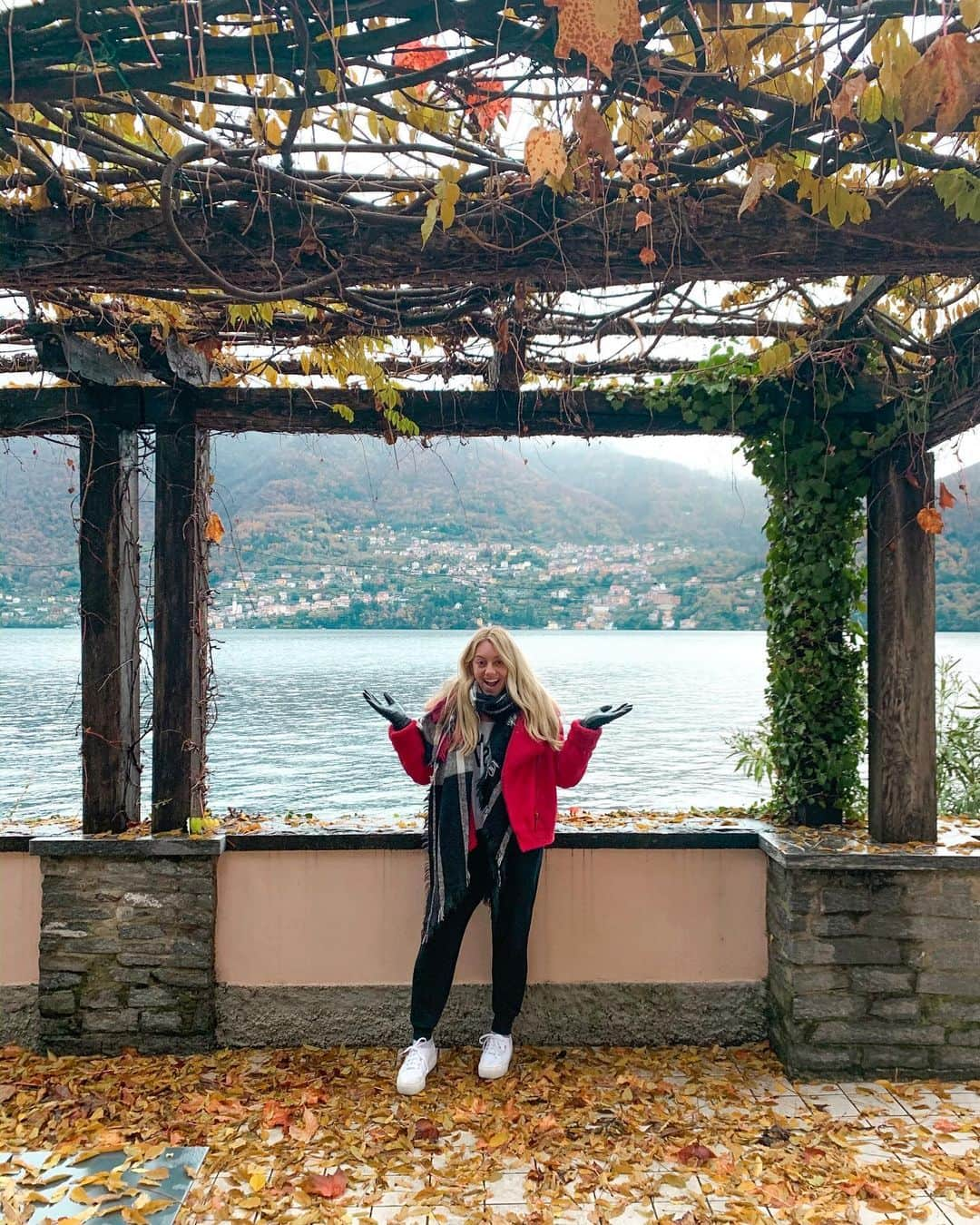 サマンサ・ペスゼックさんのインスタグラム写真 - (サマンサ・ペスゼックInstagram)「I can’t believe I’m finally in Italy for @hewright wedding!!! Lake Como is a dream (even when it’s raining). Should I move? Lol • This photo is in the back of our villa & this photo was taken right when we got here, which is why if you zoom in I look like a crazy person. 🙃 #TeamNoSleep #sopumped #feelswrighttobealupo」11月28日 2時08分 - samanthapeszek