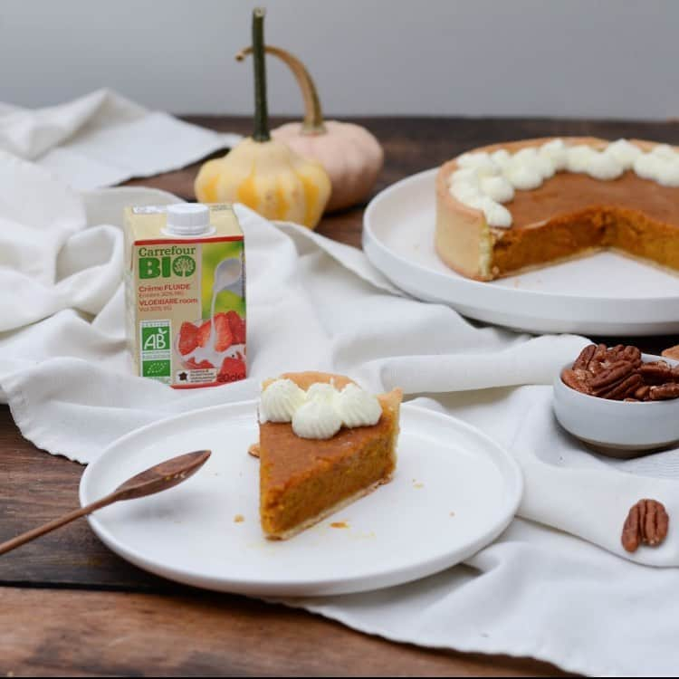 Carrefour Franceさんのインスタグラム写真 - (Carrefour FranceInstagram)「Thanksgiving, c'est demain, on commence les préparatifs et rien de mieux que l'incontournable pumpkin pie ! 🇺🇸🥧 On valide le sucrée salé ?  #thanksgiving #pumpkinpie #family #legumesdesaison #citrouille」11月28日 2時10分 - carrefourfrance