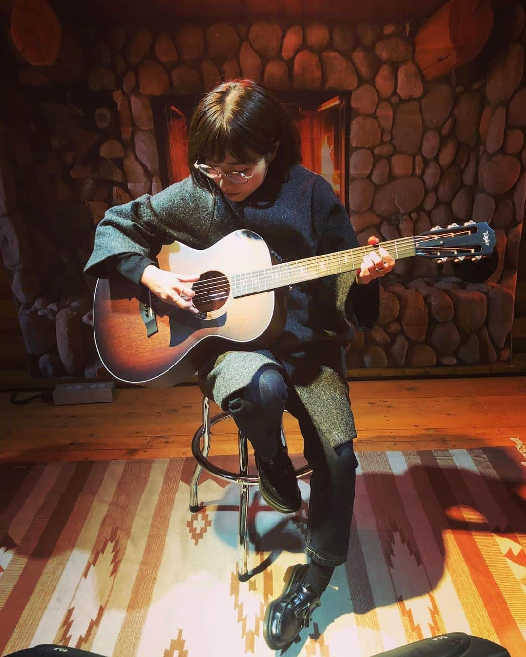 関取花のインスタグラム：「いつもお世話になっているTaylorのArtist Loungeに遊びに行きました🎸楽しくていつもつい長居してしまう…このギター、音が柔らかくて丸くてとてもよかったなあ！優しい曲ができそう☺️それにしても左足の角度どうなってんの」