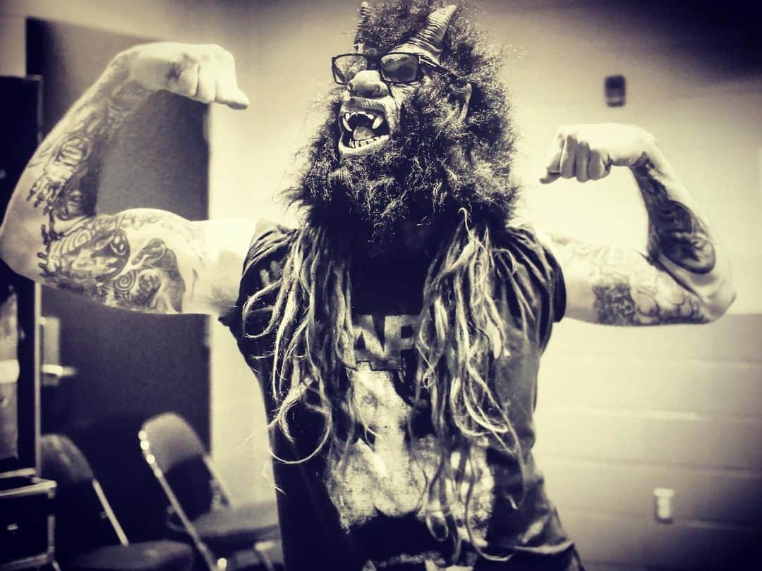 ロブ・ゾンビのインスタグラム：「Flexing some monster muscle back in 2014. Photo by @rob_fenn #robzombie #robfennphotography #zappa」