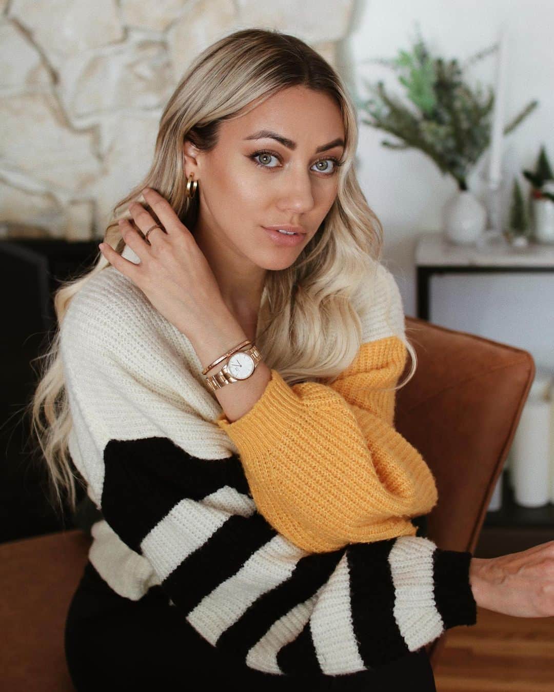 Camden Scottのインスタグラム：「Tis the season for gifting your loved ones and sometimes yourself too! If you've been eyeing up any #danielwellington pieces, now might just be the time to snag it! Use code CAMMIE for 15% off on top of the @danielwellington Black Friday offer of a free accessory with watch purchase. Happy gift giving! #DWforeveryone #ad」
