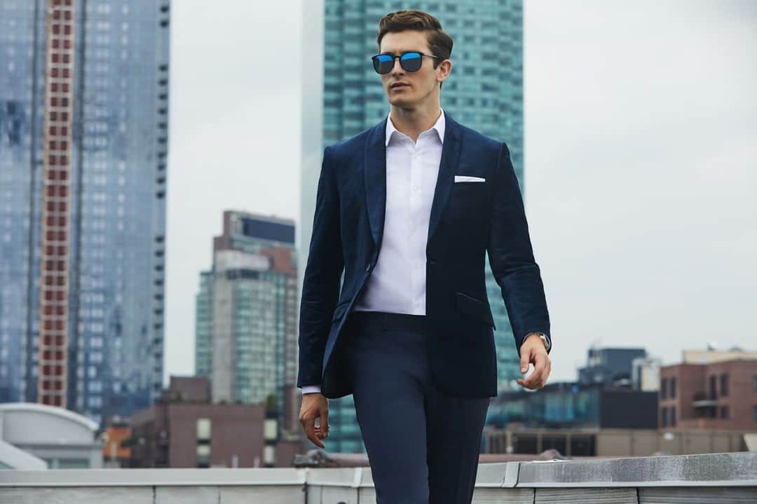 ペリーエリスのインスタグラム：「Whether you're suiting up for your office party or dinner with the family, we have you covered. #LifeReadySince1976」