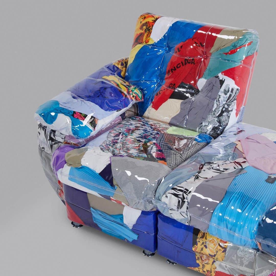 HYPEBEASTさんのインスタグラム写真 - (HYPEBEASTInstagram)「@hypebeastart: @balenciaga has announced a new collaboration with @harrynuriev. The piece — Balenciaga Sofa — has been created for Design Miami 2019, and sees Nuriev champion environmental accountability by constructing a sofa from discarded Balenciaga clothing. Balenciaga explained that it was “intended to encourage sustainable practices within design and elsewhere,” as well as adding that “the piece reflects Balenciaga’s recognition of the responsibility designers have to counterbalance their environmental impact, and dedication to implementing programs that upcycle waste and contribute to a circular economy.“⁠⠀ Photo: Balenciaga」11月28日 2時21分 - hypebeast