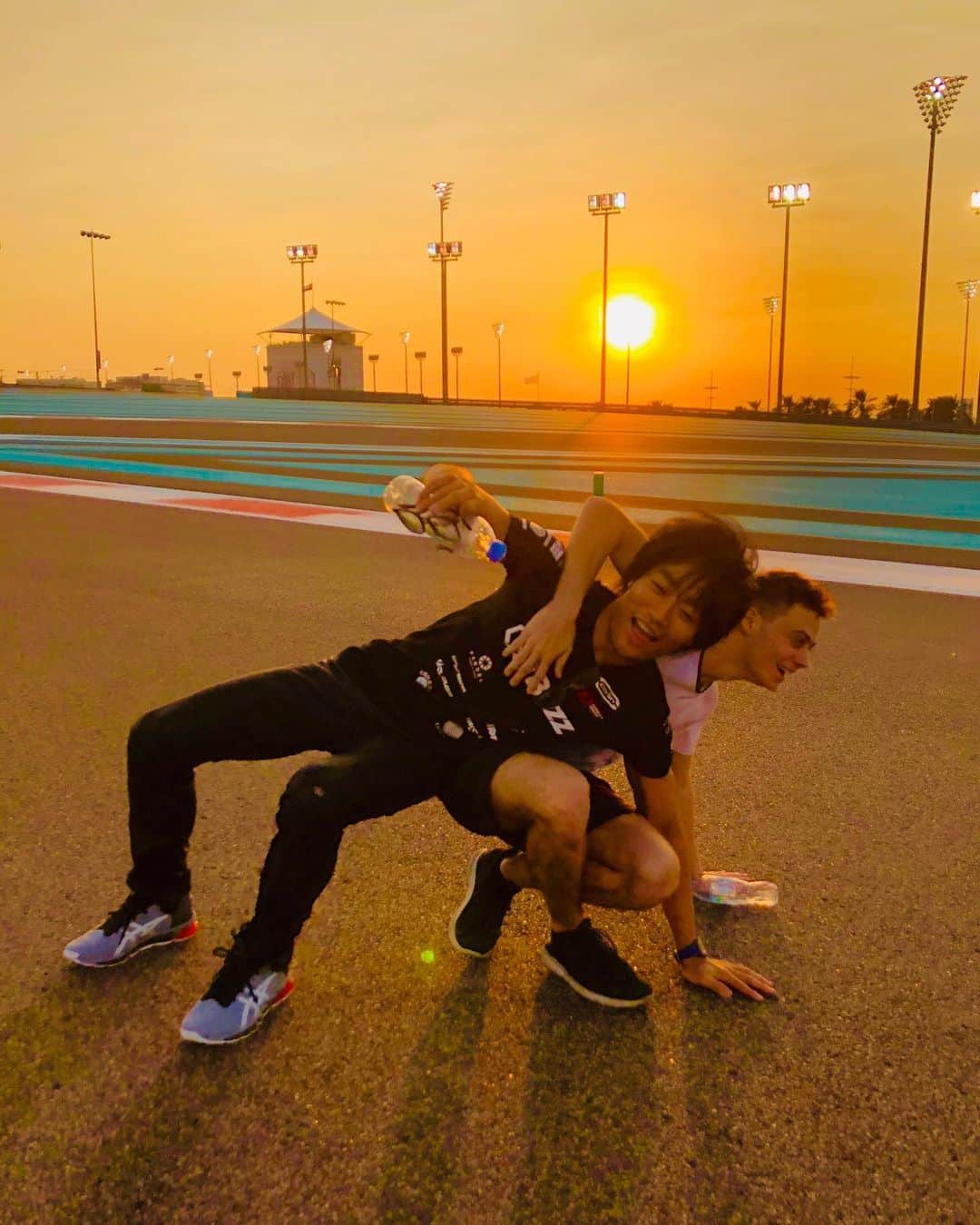 松下信治のインスタグラム：「Here we are in Abu Dhabi 🐪  I’ll enjoy the last race of this season with this 🐒 @louisdeletraz and @carlinracing 📱@antoinetruchet #sumo」