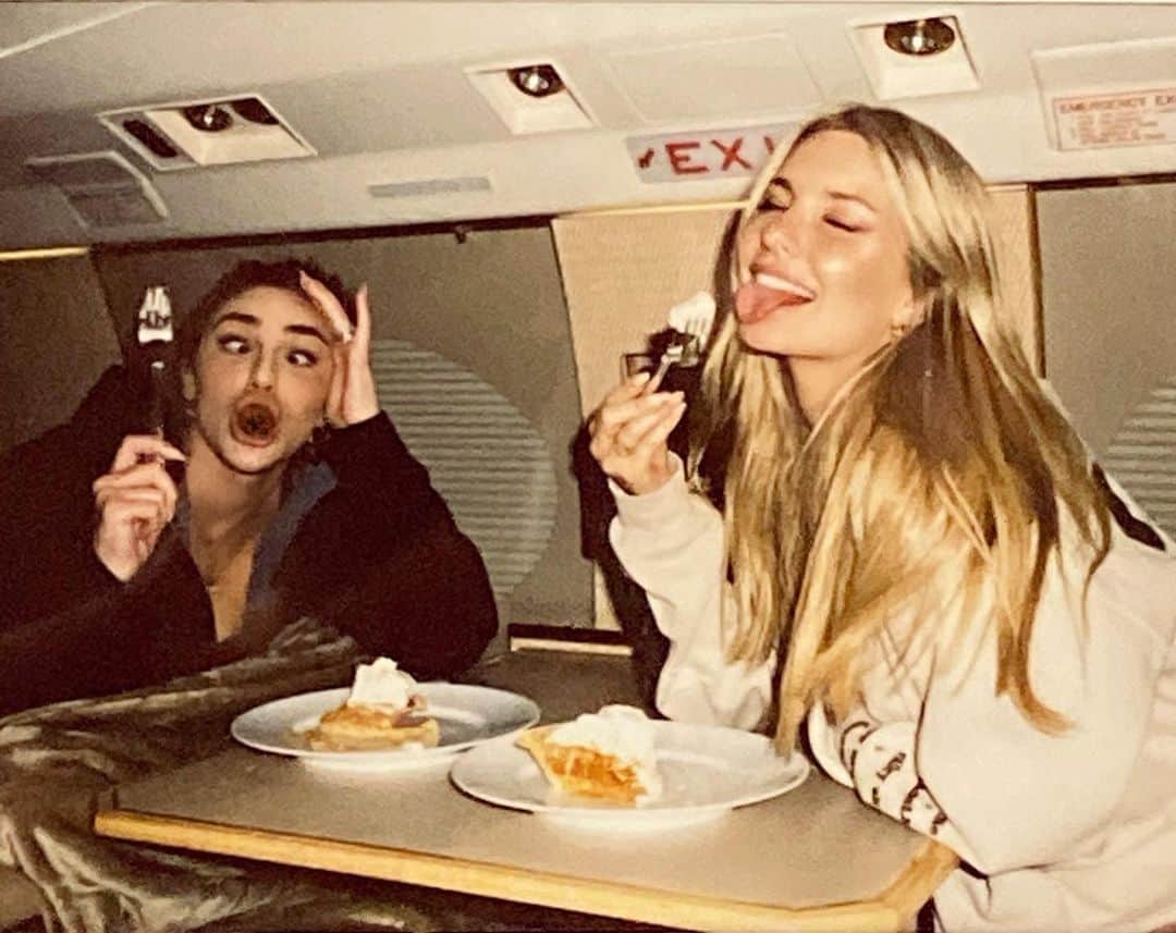 Katelyn Byrdのインスタグラム：「Friendsgiving 🥧🍁🍂✨」