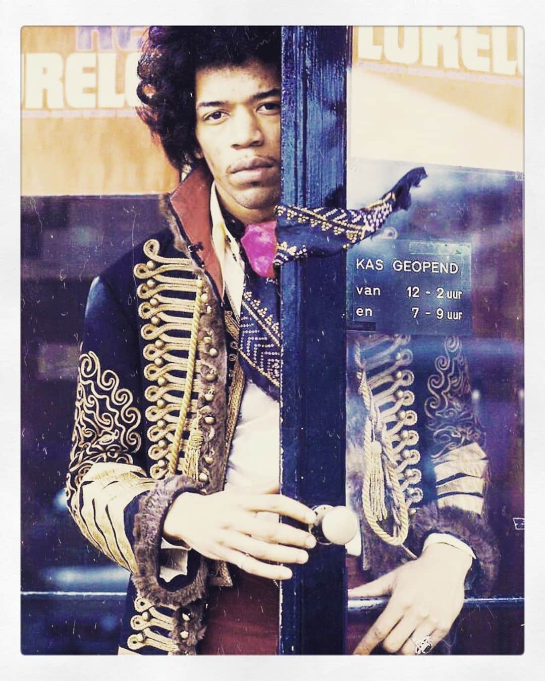 カミラ・マーシャルのインスタグラム：「✨✨HAPPY BIRTHDAY to the one who CONNECTS to my SPIRIT, MOVES my SOUL and who’s STYLE INSPIRES me ENDLESSLY. He LIFTS me with his SONG and His FREEDOM is what I aspire to carry with me EVERYDAY.  FOREVER GRATEFUL HE WAS BORN...✨ • • 🌟WHO IS YOUR BIGGEST INSPIRATION AND WHY??🌟 • • #happybirthdayjimihendrix #jimihendrix #biggestinspiration #electriclady #littlewing」