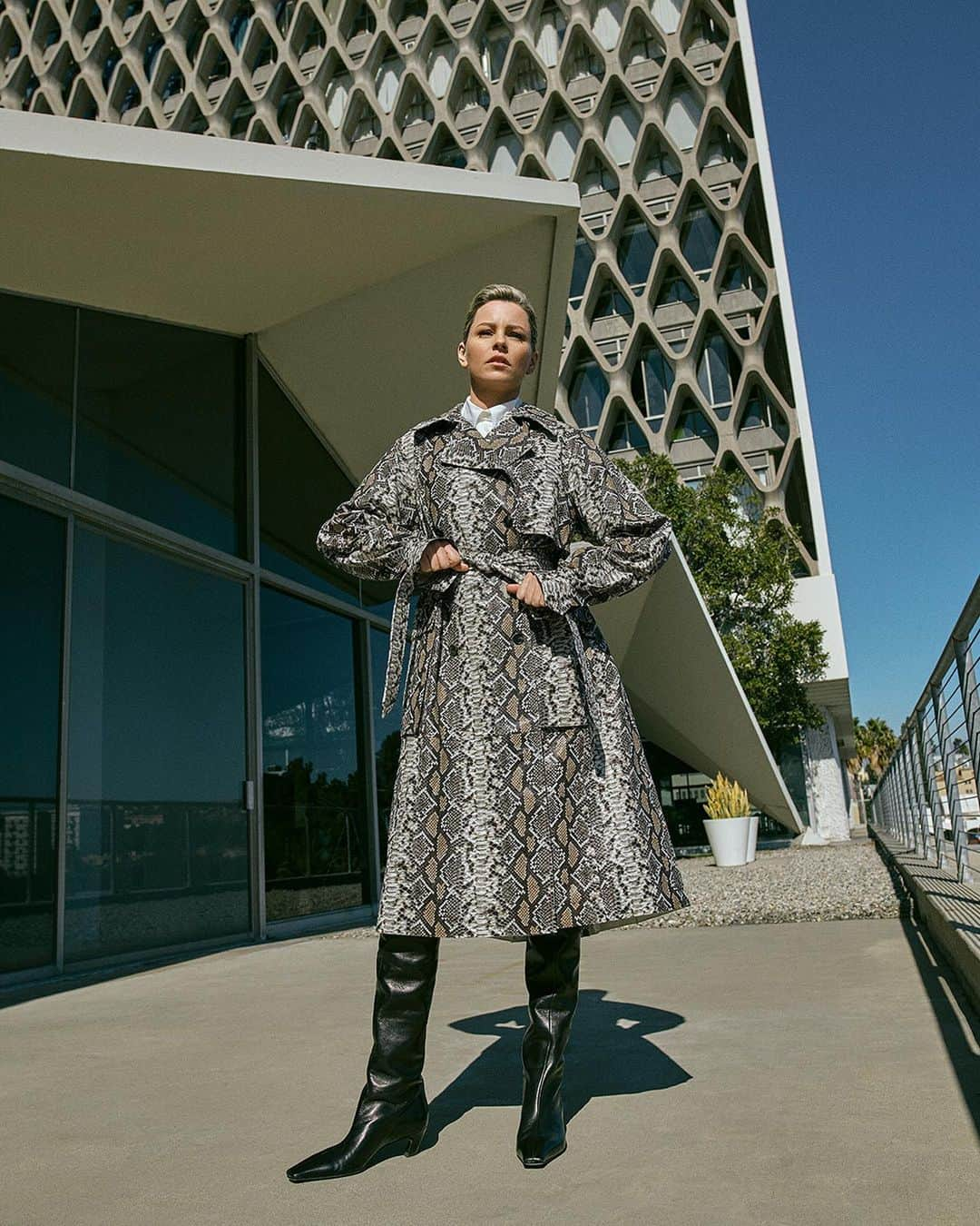 PORTER magazineさんのインスタグラム写真 - (PORTER magazineInstagram)「Modeling the season’s coolest ’70s style updates, actor, director and all-round incredible woman @ElizabethBanks tells all about rebooting #CharliesAngels and Hollywood's pay gap. Read the exclusive interview and see the shoot in full at the link in bio now.」11月28日 2時41分 - portermagazine