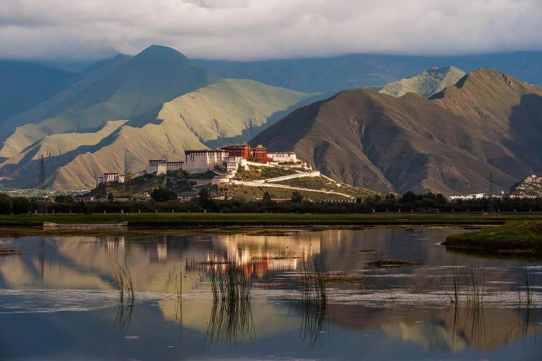 Michael Yamashitaさんのインスタグラム写真 - (Michael YamashitaInstagram)「The Potala Palace, as seen from the north side and the cover of my new book - Shangri-La: Along the Tea Road To Lhasa, virtually unchanged since it’s rebuilding in the 17th century. The second photo, of the south side, shows the modernization that has occurred in recent years, illuminated by lights, neon signs of shops, the glow of a steady flow of traffic below, and even a wedding photo shoot. #Lhasa #PotalaPalace #Tibet #oldandnew」11月28日 2時47分 - yamashitaphoto