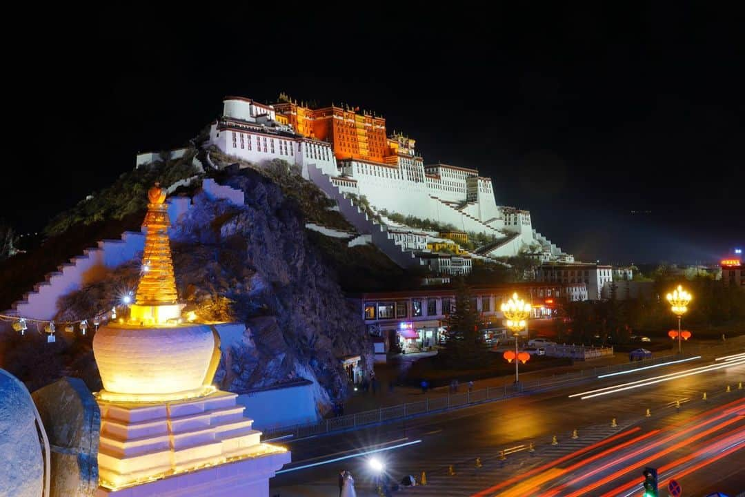 Michael Yamashitaさんのインスタグラム写真 - (Michael YamashitaInstagram)「The Potala Palace, as seen from the north side and the cover of my new book - Shangri-La: Along the Tea Road To Lhasa, virtually unchanged since it’s rebuilding in the 17th century. The second photo, of the south side, shows the modernization that has occurred in recent years, illuminated by lights, neon signs of shops, the glow of a steady flow of traffic below, and even a wedding photo shoot. #Lhasa #PotalaPalace #Tibet #oldandnew」11月28日 2時47分 - yamashitaphoto