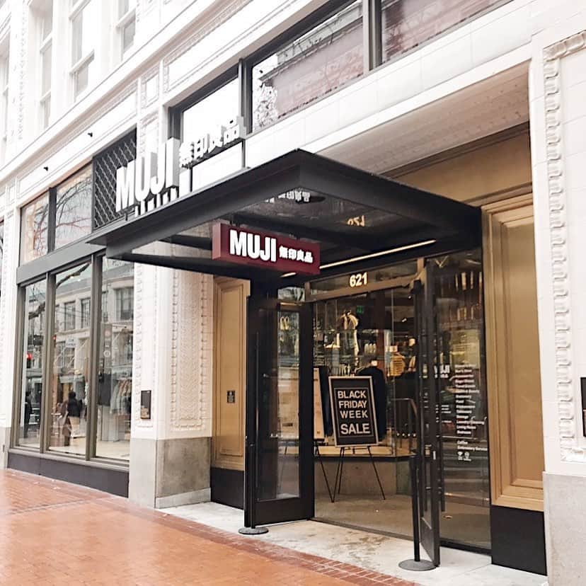 MUJI USAさんのインスタグラム写真 - (MUJI USAInstagram)「MUJI Portland 1st Anniversary celebrations end today. We'll be giving away complimentary @chefnaoko snacks while supplies last, plus an exclusive one-day only sale. Enjoy 20% off on all plants & greens and MUJI snacks, plus special offers on furniture, samples, and display items.  621 SW 5th Avenue. Portland, OR. #muji #mujiusa #mujiportland #firstanniversary #weareone」11月28日 2時53分 - mujiusa