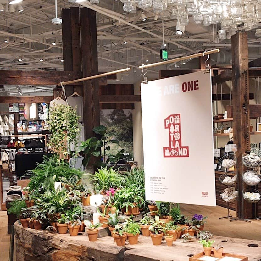 MUJI USAさんのインスタグラム写真 - (MUJI USAInstagram)「MUJI Portland 1st Anniversary celebrations end today. We'll be giving away complimentary @chefnaoko snacks while supplies last, plus an exclusive one-day only sale. Enjoy 20% off on all plants & greens and MUJI snacks, plus special offers on furniture, samples, and display items.  621 SW 5th Avenue. Portland, OR. #muji #mujiusa #mujiportland #firstanniversary #weareone」11月28日 2時53分 - mujiusa