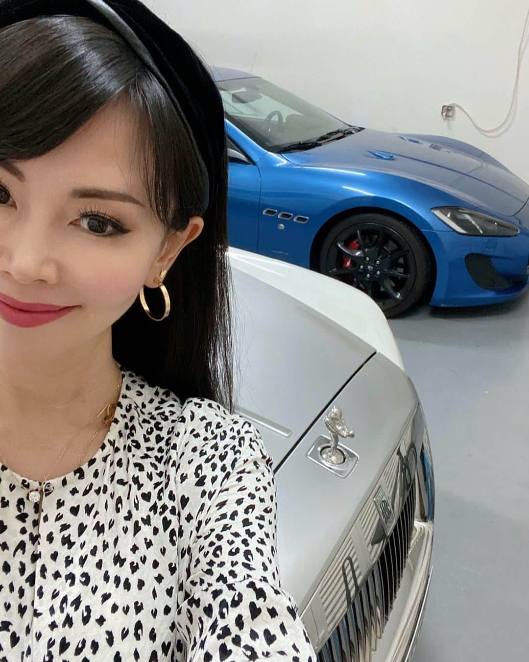 のインスタグラム：「自宅のガレージにて🚙 ・ ガレージで写真撮ったの初めてだな、、😅 ・ ロールスロイスに定期点検に行ってまいります〜 ・ #mygarage #rollsroyce #maseratigranturismosport #myhome #flyinglady #ロールスロイス #マセラティ #ドバイ #ドバイ生活 #dubai」