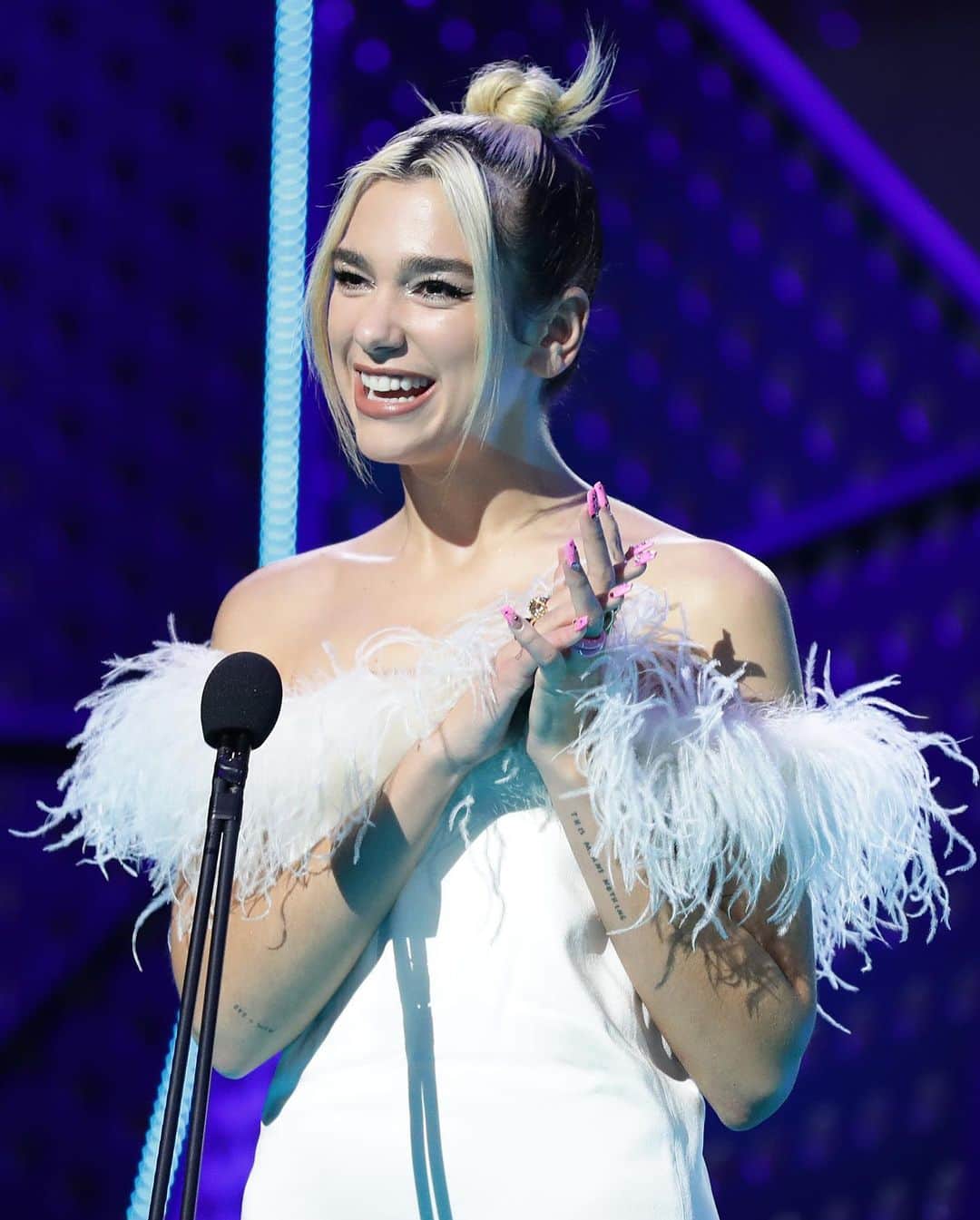 Just Jaredさんのインスタグラム写真 - (Just JaredInstagram)「@dualipa gorgeous in white as she hits the carpet and stage at the #ARIAs2019 to perform #DontStartNow! Watch the performance by clicking the photo link in bio... Photos: @gettyimages」11月28日 3時01分 - justjared