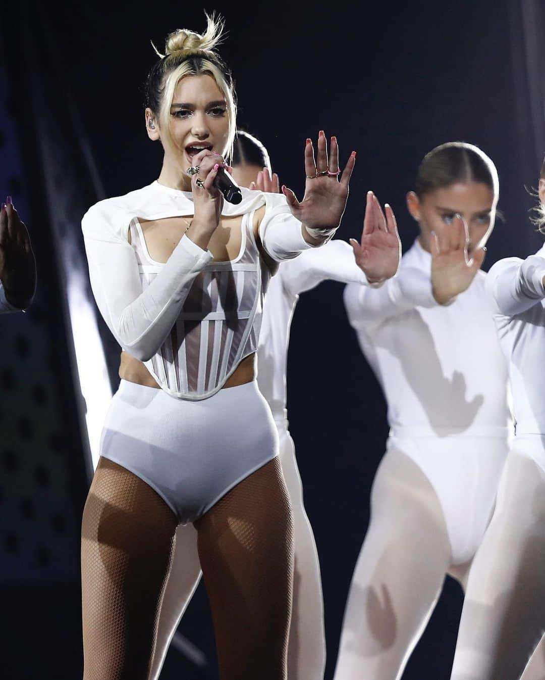 Just Jaredさんのインスタグラム写真 - (Just JaredInstagram)「@dualipa gorgeous in white as she hits the carpet and stage at the #ARIAs2019 to perform #DontStartNow! Watch the performance by clicking the photo link in bio... Photos: @gettyimages」11月28日 3時01分 - justjared