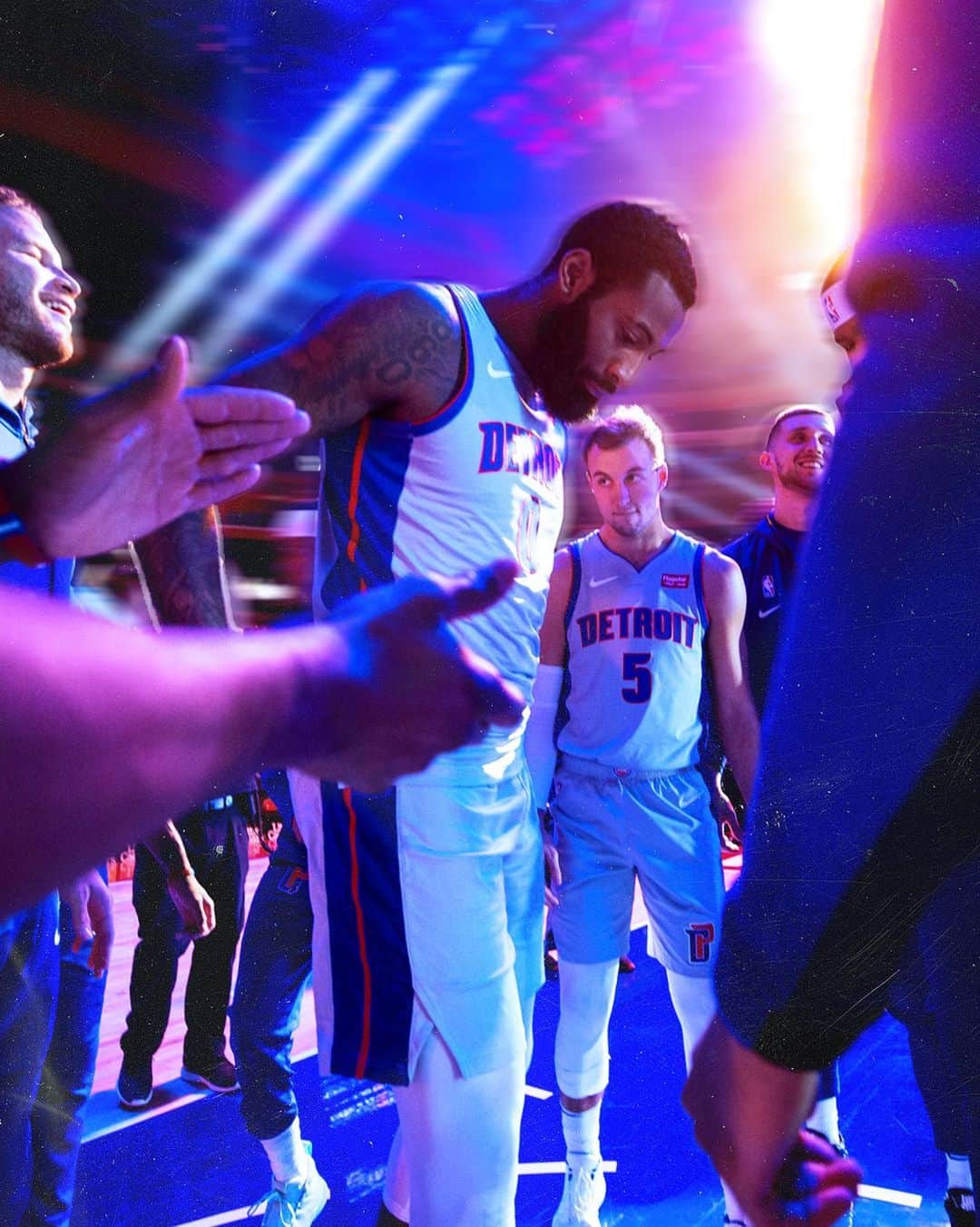 アンドレ・ドラモンドのインスタグラム：「Luke’s face is how I’m gonna be looking at the kitchen tomorrow😂😂 Game day gang day, let’s get it—🦍🦍 #DetroitBasketball」