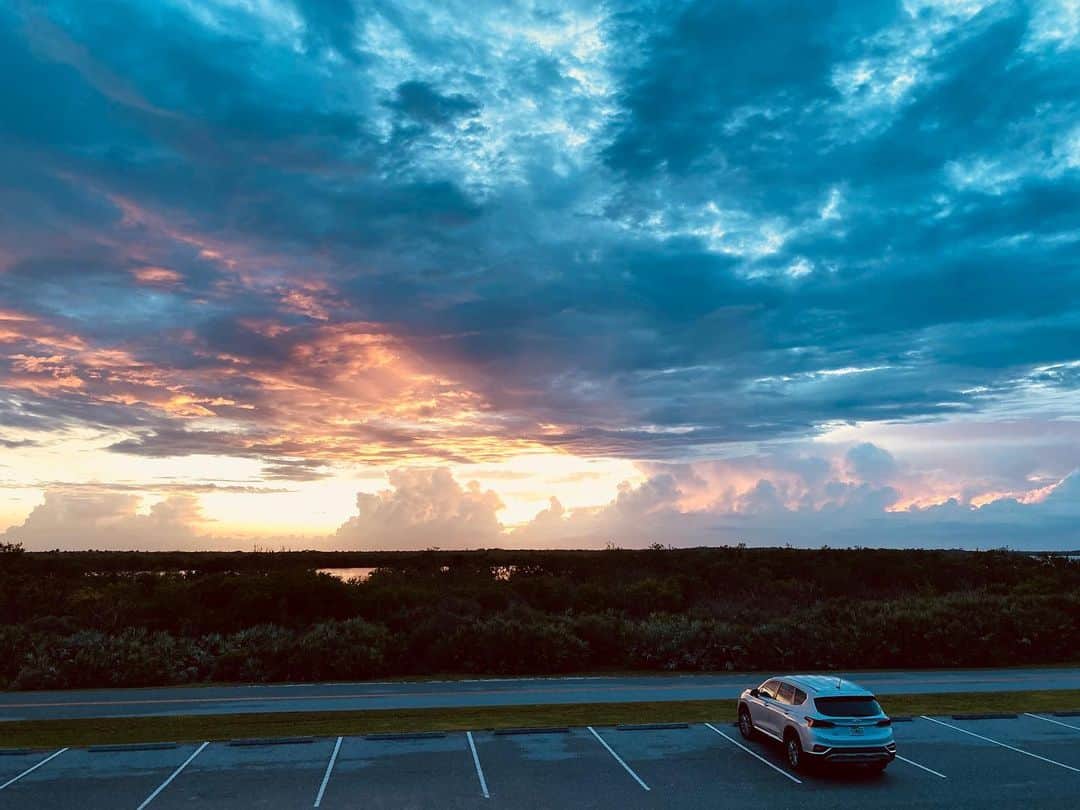 パトリック・J・アダムスのインスタグラム：「@coastalHyundaiFL has been kind enough to loan me this car because I’m playing a hero on TV. They also extend a huge kindness to young heroes through @candlelightersofbrevard, a non-profit that provides emotional support and financial assistance to children and families battling childhood cancer in Brevard and Indian River Counties. Visit CandlelightersofBrevard.org (link also in bio) to find out how you can get involved in their annual Heart of Gold Gala at the Kennedy Space center on February 8th.」