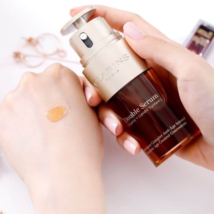 CLARINSさんのインスタグラム写真 - (CLARINSInstagram)「Double Serum's part-water, part-oil formula blends together with every pump to leave skin visibly smoother, firmer and more radiant. Is your skin taking a tiny drop or a power shot today? Comment below! 📷: @clarinshk  #ClarinsSkincare」11月28日 3時05分 - clarinsusa