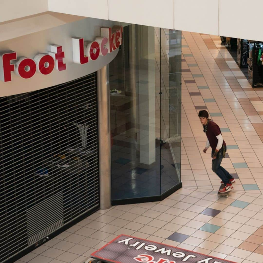 コリン・フォードさんのインスタグラム写真 - (コリン・フォードInstagram)「Skateboarding in the mall is a skaters dream come true. I was definitely living my best life! Do you know someone that would love to do this?! #daybreak」11月28日 3時07分 - colinford